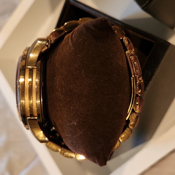 MICHAEL KORS WOMANS GOLD TONE WATCH-# 5930 - Picture 7 of 8